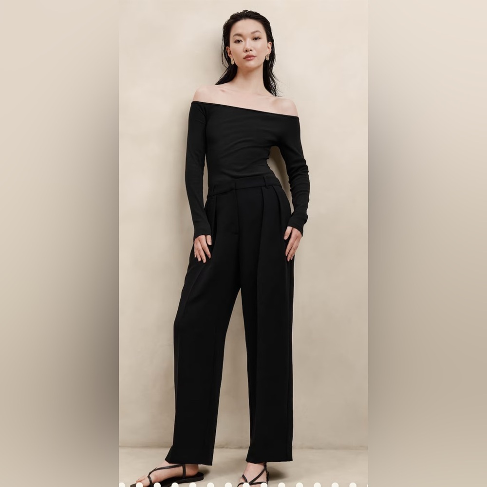 BRAND NEW w/tags.  Size 16 Banana Republic Pleated Black Trousers